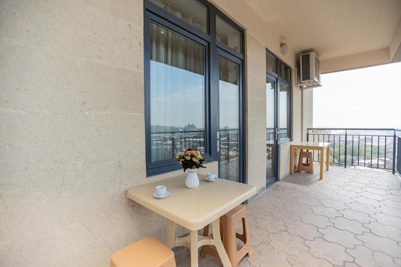 Stay Inn-Ararat View Apt Near Vernissage Erevan Esterno foto