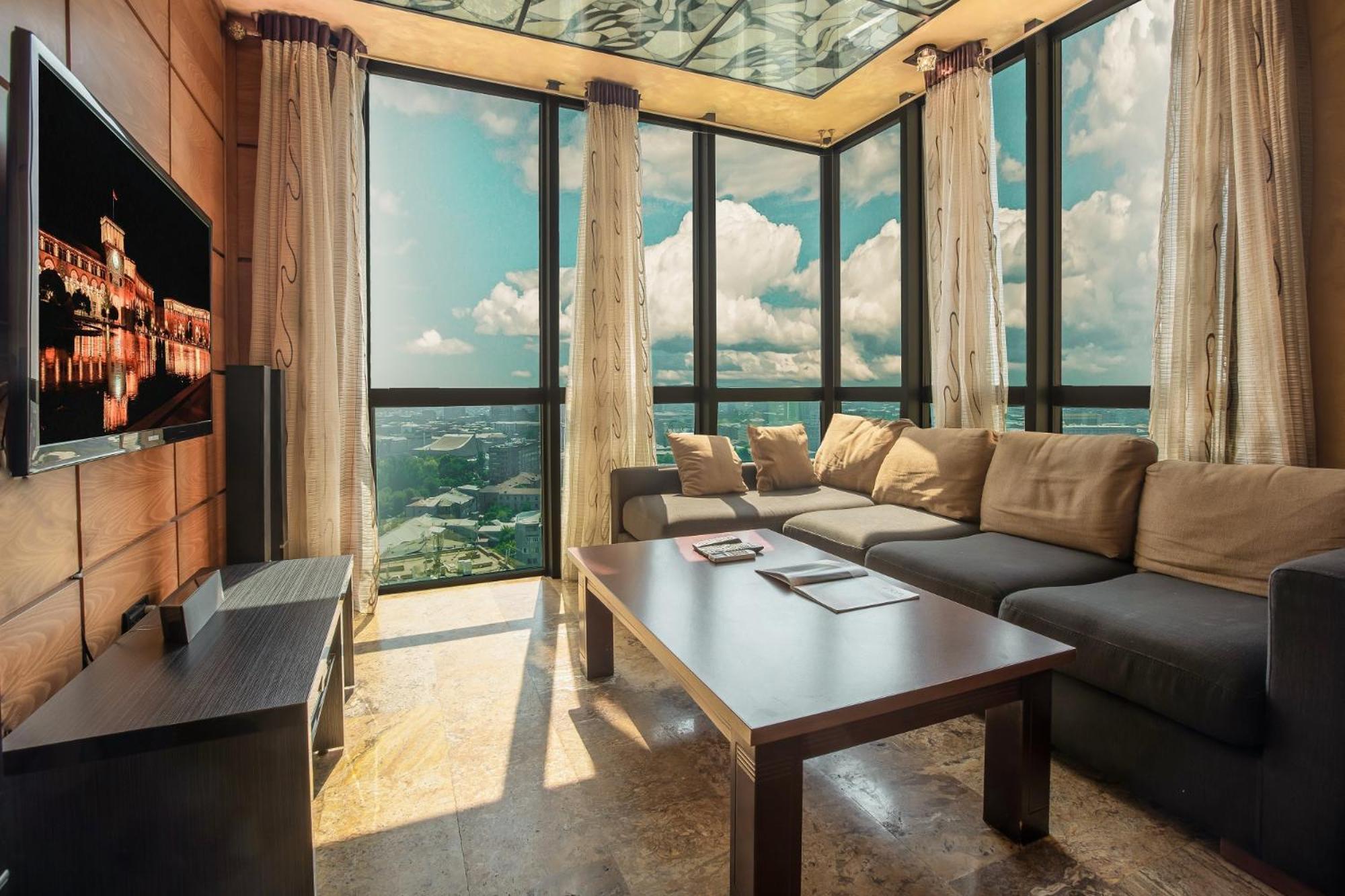 Stay Inn-Ararat View Apt Near Vernissage Erevan Esterno foto